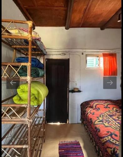 a room with a bunk bed and a bunk bed gmaxwell gmaxwell gmaxwell at Casa Sur in Cabo Polonio