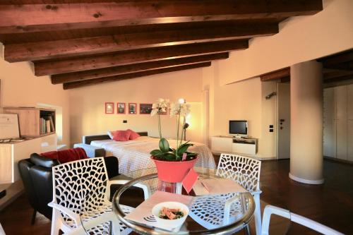 A television and/or entertainment centre at Casa Vacanze Funicolare