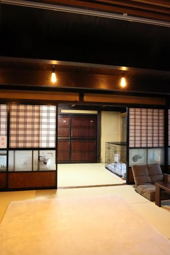 a living room with a couch and a crib at 古民家宿そらいえ in Asago