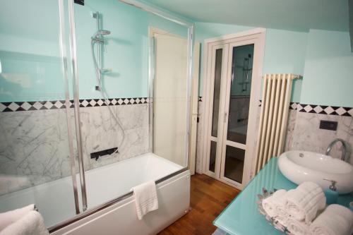 Kylpyhuone majoituspaikassa Casa Vacanze Funicolare