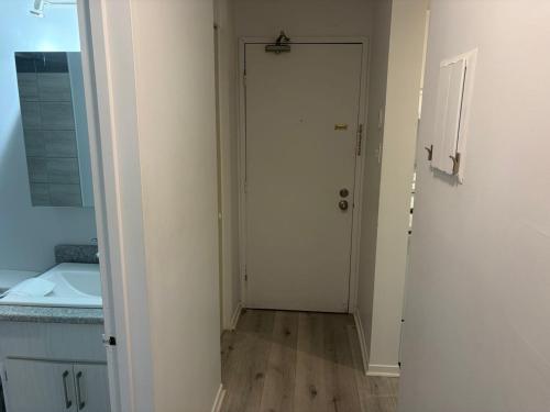 ein Badezimmer mit weißer Tür und Waschbecken in der Unterkunft EasyStay in Sherbrooke