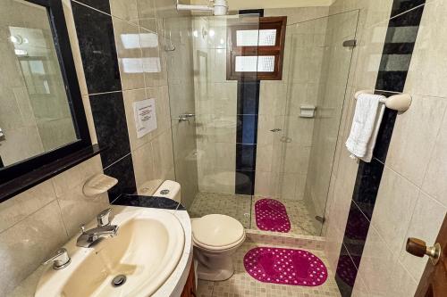 a bathroom with a shower and a sink and a toilet at Apartahotel Balcones de Nariño in Villa de Leyva