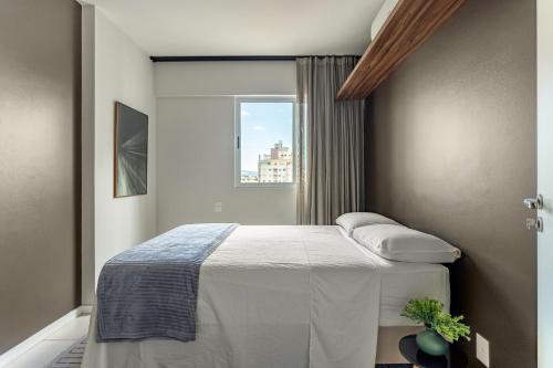 a bedroom with a bed and a window at Apt Boutique Grande Florianópolis - Sua Estadia SC in São José