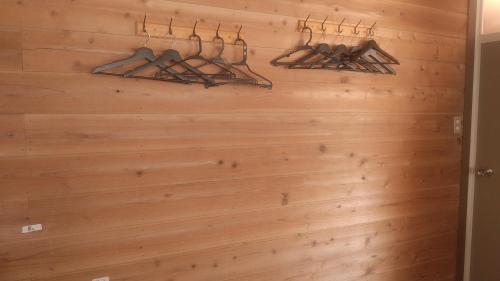 a wall of wood with hangers in a room at のんびれっじひなぎくａ棟 in Anazawa