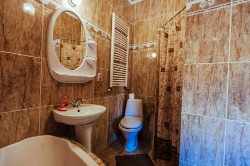 Ένα μπάνιο στο U Yaroslava Hotel