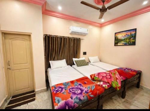 a bedroom with a large bed in a room at Evergreen AC Bunglow in Dwarka