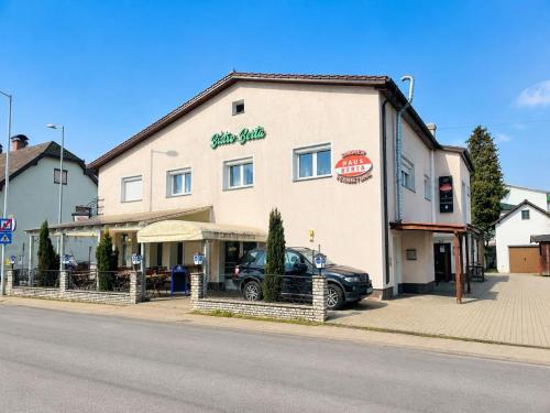 a car parked in front of a building at Haus Berta, Self Check-in, Kochmöglichkeit, Einzelbetten in Braunau am Inn