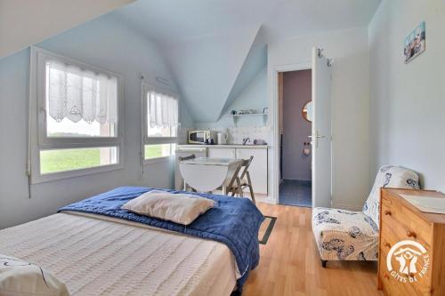 a bedroom with a bed and a table and a chair at Chambres d'hôtes de botconan in Baden
