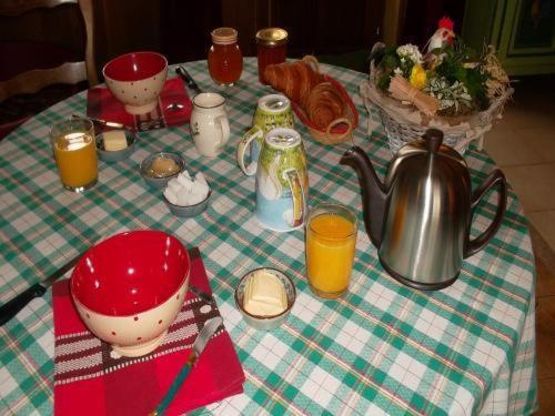 - une table verte et blanche avec bouilloire et jus de fruits dans l'établissement Chambre familiale proche du PAL -Cardamome-, à Saligny-sur-Roudon