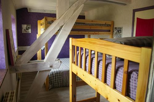 sypialnia z 2 łóżkami piętrowymi i schodami w obiekcie Chambre familiale proche du PAL -Cardamome- w mieście Saligny-sur-Roudon