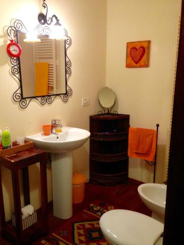a bathroom with a sink and a mirror and a toilet at Cà Sagredo in Conselve