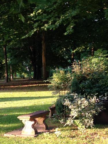 a bench sitting in the middle of a park at Cà Sagredo in Conselve