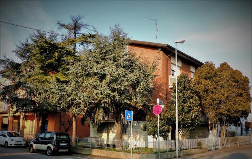 ラヴェンナにあるDomus Del Bizantinoの車が停まった建物