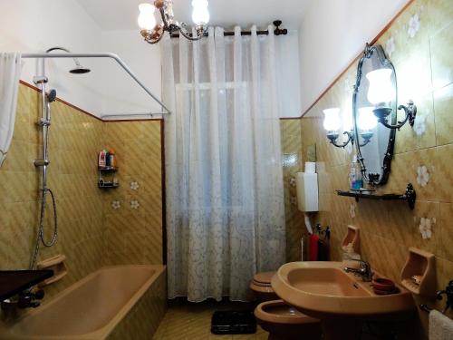 ラヴェンナにあるDomus Del Bizantinoのバスルーム(バスタブ、シンク、シャワー付)