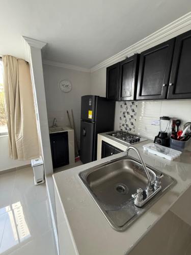 a kitchen with a sink and a stove at Alojamientos Cartagena Edificio Los Delfines in Cartagena de Indias