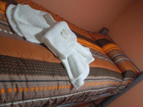 En eller flere senge i et værelse på Milenarios Hostel