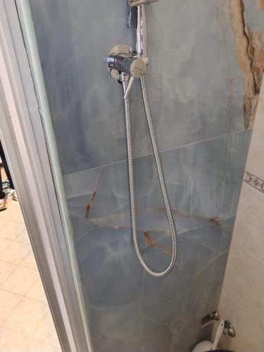 a shower with a hose in a bathroom at B&B La Casa di Gastone in Mercogliano