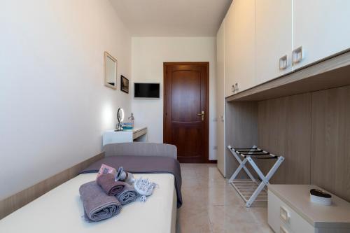 a bedroom with a bed with towels on it at Cuncordu Affittacamere- Sassari in Sassari