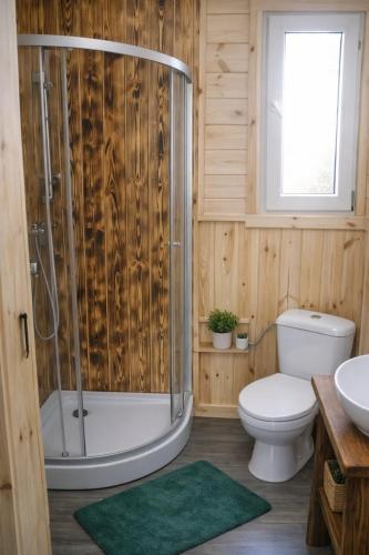 a bathroom with a shower and a toilet and a sink at Agroturystyka Ranczo u Oli in Krynki Białokunki