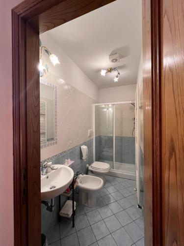 a bathroom with a sink and a toilet and a shower at BnB Villa Melany vicino Centro in Lucca