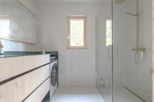a bathroom with a shower and a washing machine at Bratt bolig in Åndalsnes