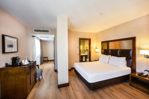 Midtown Hotel — Bedroom