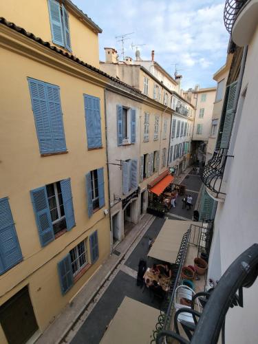 Beautiful 2 bedrooms appartment in Antibes old city