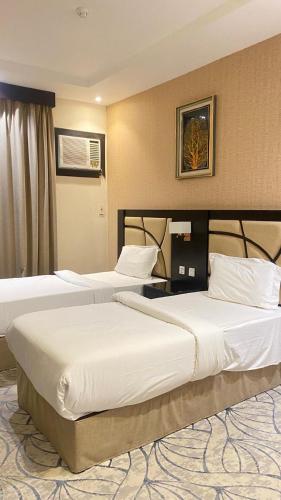 a hotel room with two beds in a room at مشارف الفخامة أبها - Masharef AlFakhama ABHA in Abha
