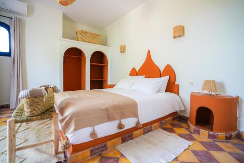 a bedroom with a large bed in a room at Maison d'hôtes Villa Latifa Essaouira in Essaouira