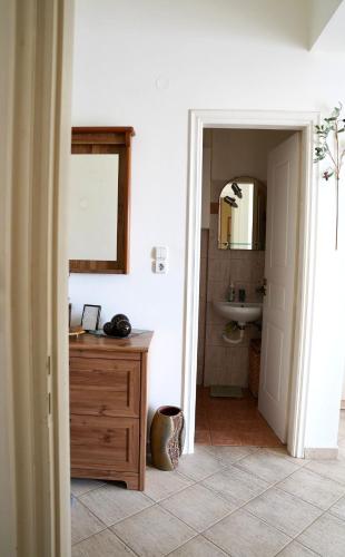 a bathroom with a sink and a mirror at La SyRosA in Vári