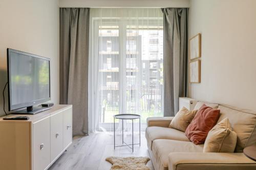 Ceglana Chic Apartment with Garden by BookingHost