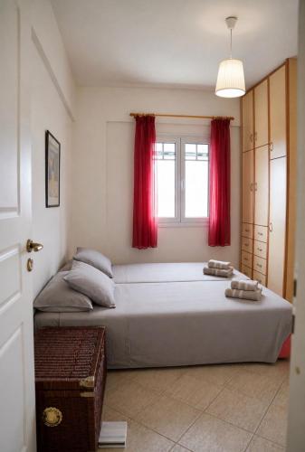 a bedroom with a large bed with red curtains at La SyRosA in Vári