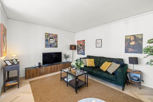REF 1960 - Cannes Center - Croisette