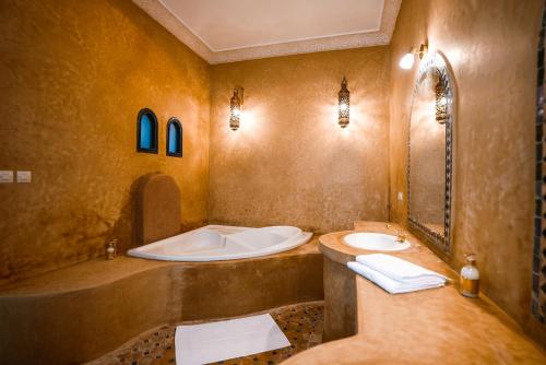 a bathroom with two sinks and a tub at Maison d'hôtes Villa Latifa Essaouira in Essaouira