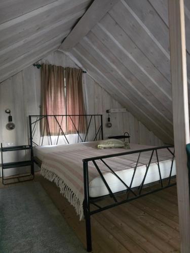 a bedroom with two bunk beds in a attic at Žemosios Panemunės dvaro sodininko namas in Žemoji Panemunė