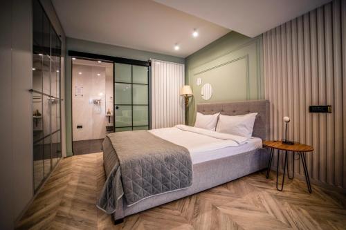 a bedroom with a bed and a walk in shower at Denta Suport in Râmnicu Vâlcea