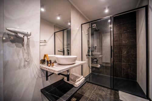 a bathroom with a sink and a shower at Denta Suport in Râmnicu Vâlcea