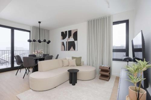 Spacious Three Bedroom Apartment in Warsaw by Renters Prestige