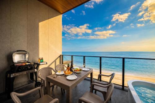 a room with a view of the ocean at nagisa awajishima in Awaji