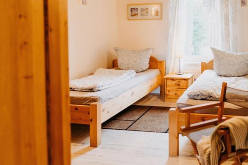 a bedroom with two beds and a window at Haus Mimi Zarrentin am Schaalsee in Zarrentin