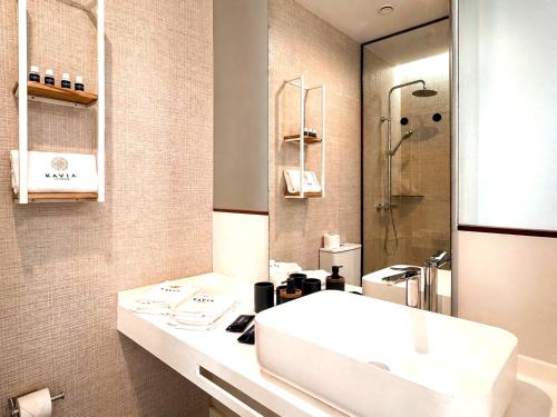 a bathroom with a white sink and a mirror at Hotel Kavia Sarria in Sarria