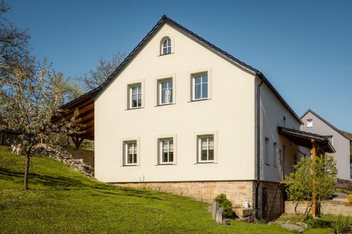 an external view of a white house at Sedlářský dům in Kunratice