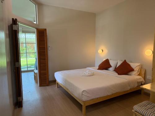 a bedroom with a bed and a window at De 8 Huahin in Ban Nong Chaeng