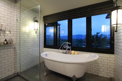 Kylpyhuone majoituspaikassa Limon Villa Khao Yai by Tolani