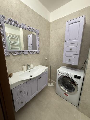 a bathroom with a washing machine and a sink at Appartamento Centro Direzionale Cerea in Cerea