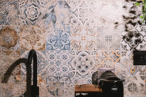 a wall with a wall with a wallpaper with patterns at Casa Arte 2 in Ulcinj