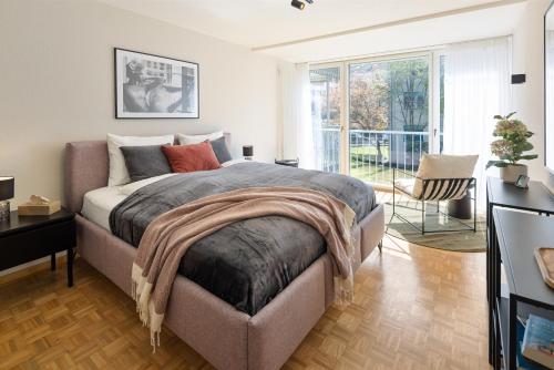 Zentrale Wohnung mit Büro und Parkplatz