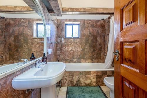 3-Bedroom Home with Pool, Monte São Pedro -Luz