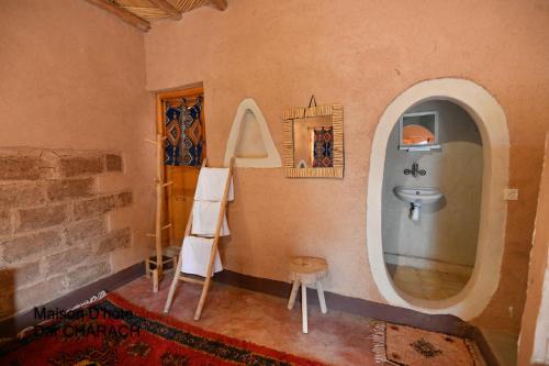 a bathroom with a sink and a mirror at Maison d hôtes Dar Charach in Ouarzazate