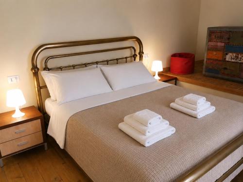 a bedroom with a bed with two towels on it at Agriturismo Monteroseo in bedizzol